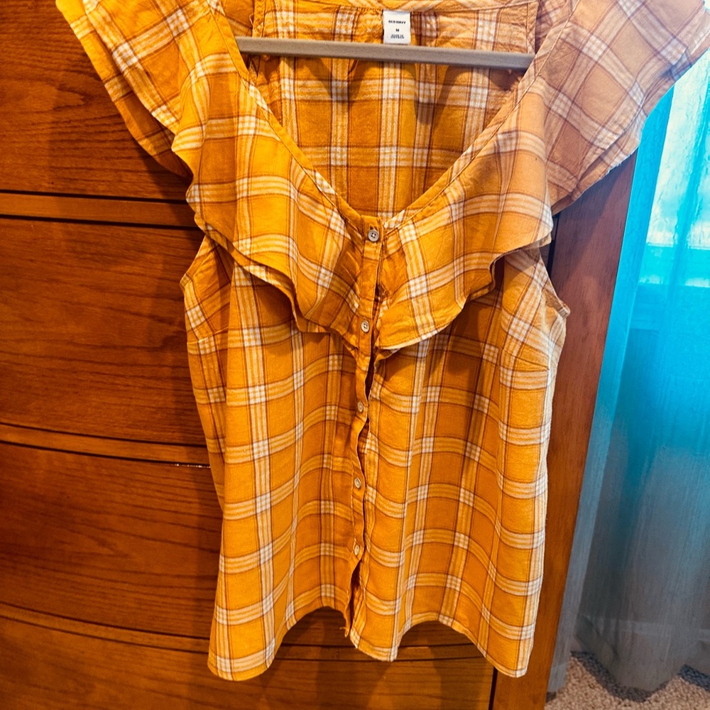 Old Navy women’s flutter-sleeve v-collar plaid blouse,M worn once goldenrod